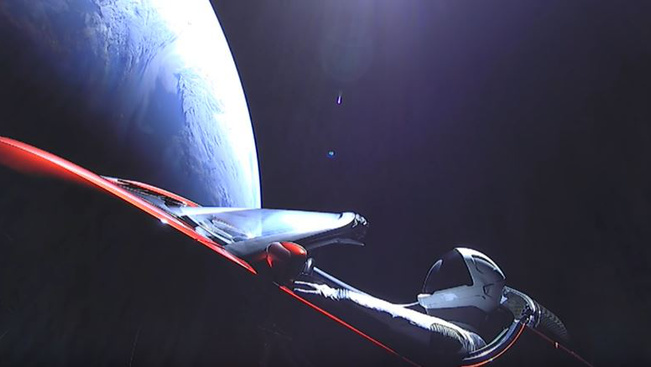 Elképesztő videó - a Tesla elhúz a Föld előtt