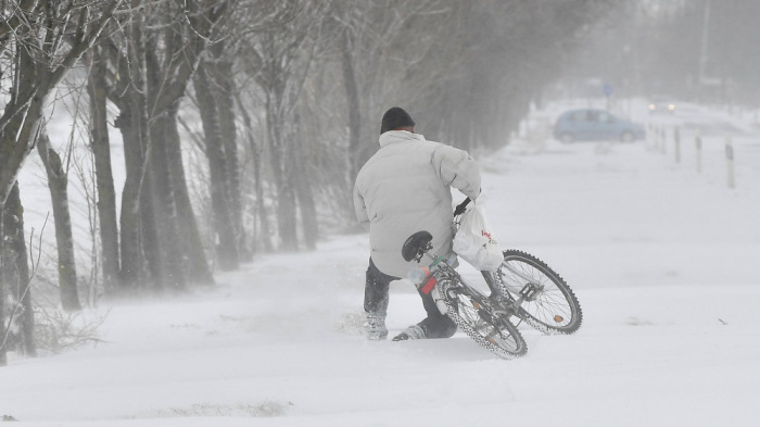Friss fotók: Magyarország vasárnap délben is küszködik a hóviharral