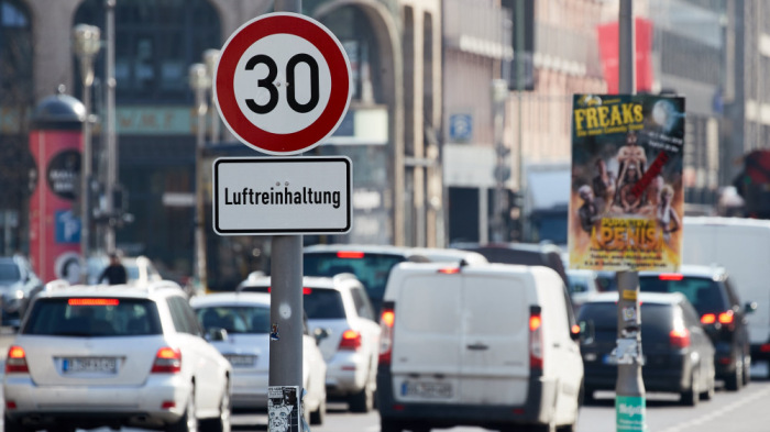 Durva sebességkorlátozást vezetne be az EU minden településen