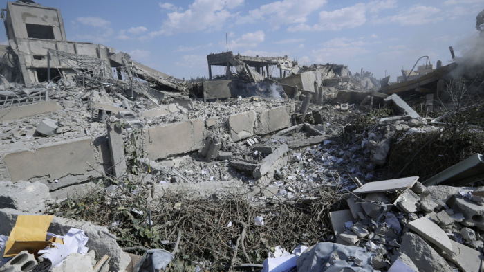 A szíriai vegyifegyver-vita közben újabb légicsapások történtek
