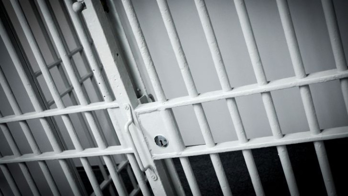Öt börtönőrnek kellett lefognia az őrjöngő rabot