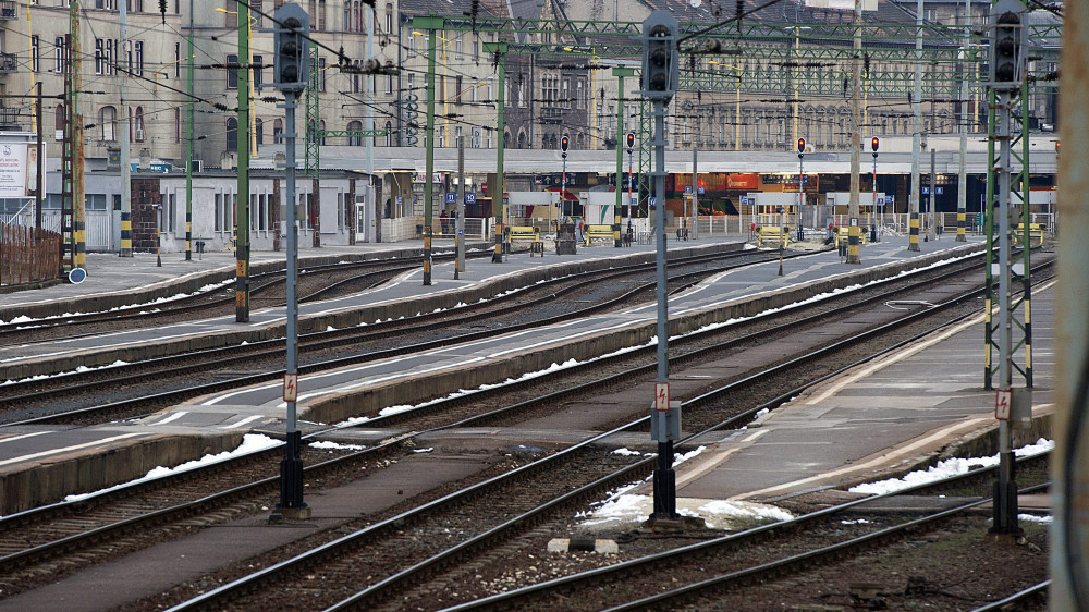 Üres vágányok a Déli pályaudvaron 2015. február 1-jén. A pályaudvarra nem közlekedhetnek vonatok, miután január 31-én este újabb kövek estek a vágányra és tovább csúszott a támfal földje a Déli és a Kelenföldi pályaudvarok közötti alagútnál.