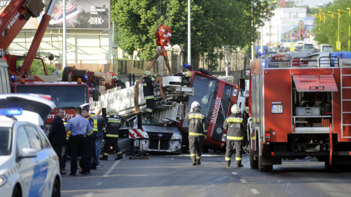 Meghalt a sofőr, akinek az autójára ráborult egy tűzoltóautó a Budaörsi úton