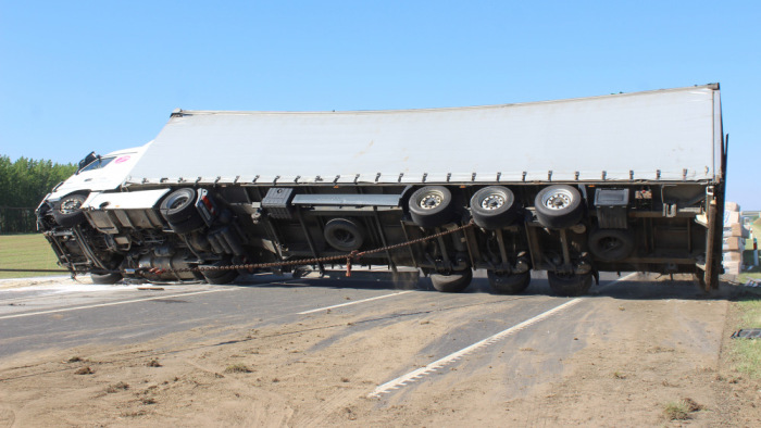 Sokkoló képek: felborult kamion zárta el az M3-as autópályát