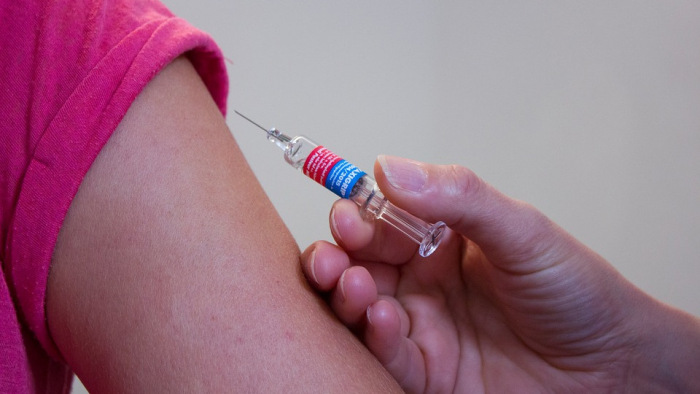 Figyelmeztetnek a házi gyermekorvosok: egy fontos védőoltással lehetnek gondok