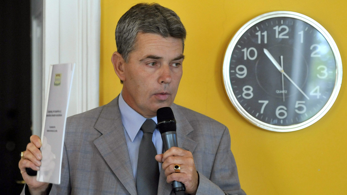 Éger István, a Magyar Orvosi Kamara elnöke beszél a Nemzeti Egészségügyi Kerekasztal Túl a félidőn címmel megrendezett plenáris ülésén az EDDSZ budapesti székházában 2012. szeptember 27-én.