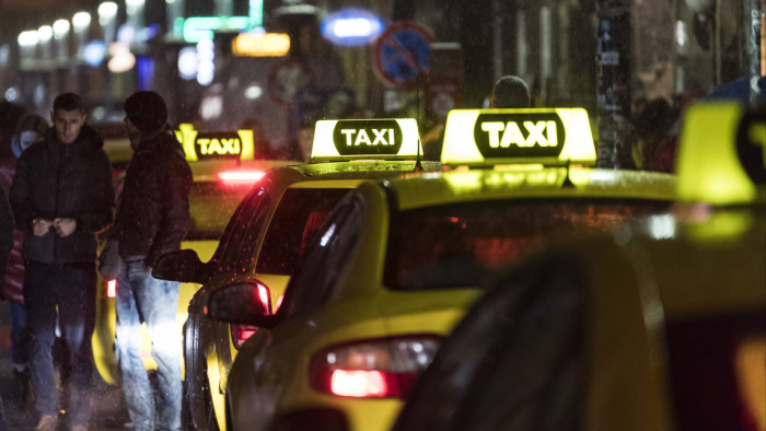 A taxisnál drog volt, utasát körözték Budapesten - videó