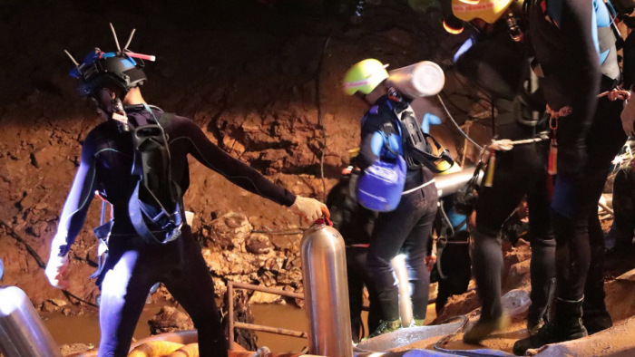 Újabb embert mentettek ki a thaiföldi barlangból