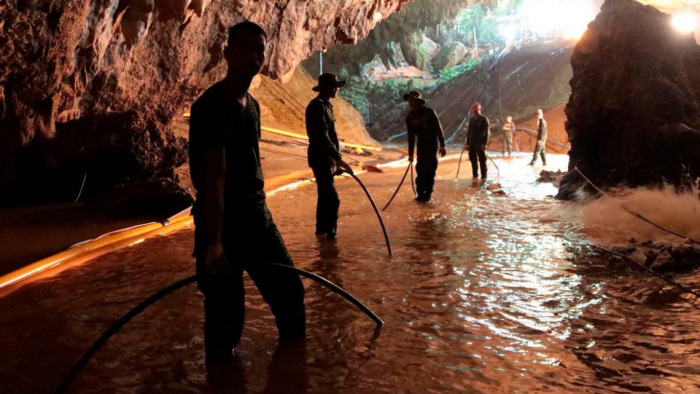 A denevérek miatt kerülnek karanténba a barlangból kimentett gyerekek