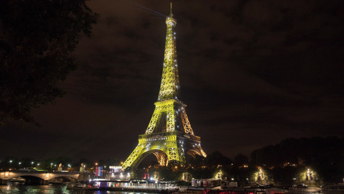 Még az Eiffel-torony is aluszik – spórolásból