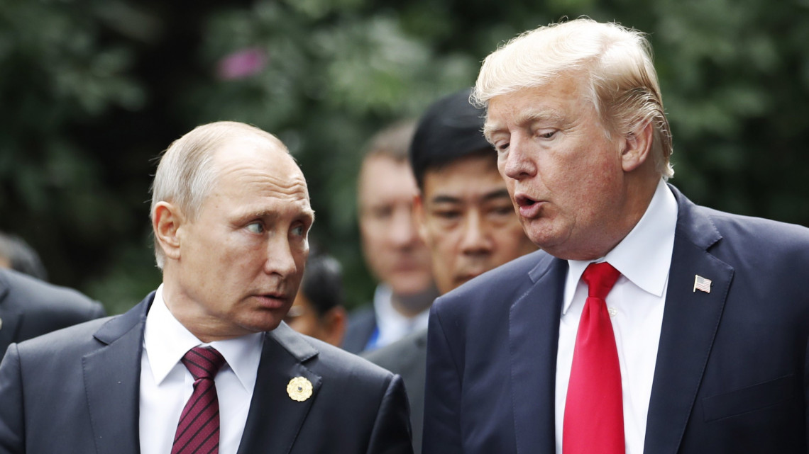 Danang, 2018. június 28.Donald Trump amerikai elnök (j) és Vlagyimir Putyin orosz elnök beszélget az Ázsiai és Csendes-óceáni Gazdasági Együttműködés (APEC) szervezete 25. csúcstalálkozóján a vietnami Danangban 2017. november 11-én. A Fehér Ház sajtószolgálata 2018. június 28-án bejelentette, hogy július 16-án Helsinkiben rendezik meg Vlagyimir Putyin orosz és Donald Trump amerikai elnök csúcstalálkozóját.  (MTI/EPApool/Jorge Silva) *** Local Caption *** 53890296