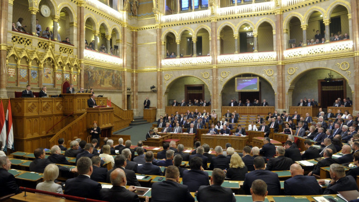 Magyarország biztonsági érdekét sértő külföldi befektetések ellenőrzéséről szavaz a parlament