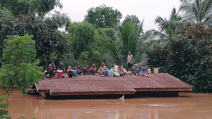 Átszakadt a gát, hat falut sodort el a víz Laoszban