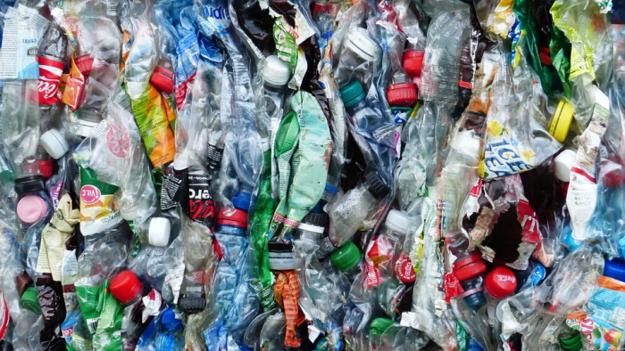 Palkovics László: jövő nyártól tilthatnak be egyes egyszer használatos műanyagokat