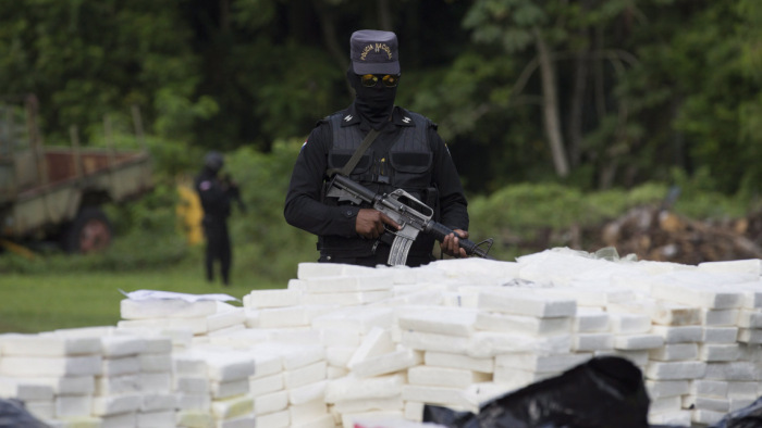 Rajtaütés: az ember azt is hihetné, ennyi kokain a világon nincs