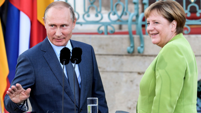 Fehérorosz helyzet: Angela Merkel a vonal egyik végén, Vlagyimir Putyin a másikon