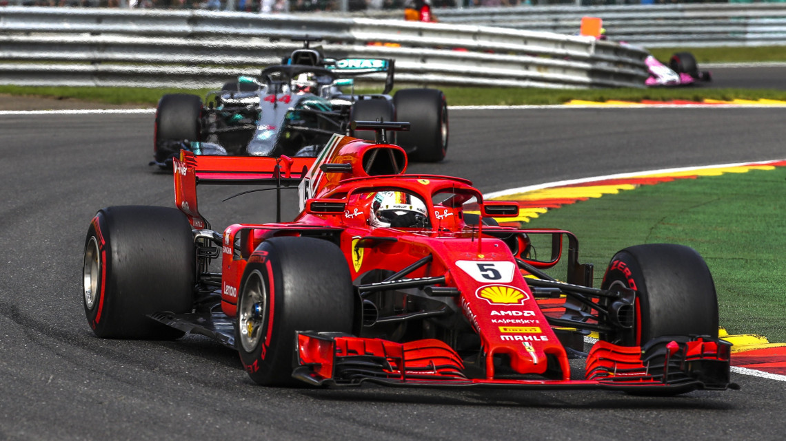 Spa-Francorchamps, 2017. augusztus 26.Sebastian Vettel, a Ferrari német versenyzője vezet Lewis Hamilton, a Mercedes brit versenyzője előtt a Forma-1-es autós gyorsasági világbajnokság Belga Nagydíján a spa-francorchampsi pályán 2018. augusztus 26-án. (MTI/EPA/Stephanie Lecocq)