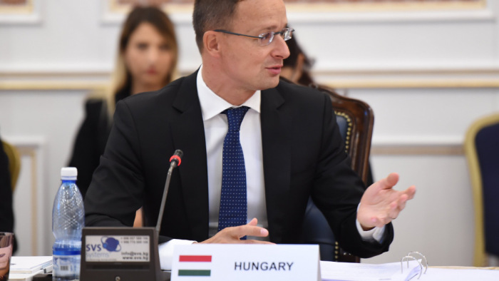 Szijjártó Péter: a bevándorláspárti nehéztüzérség felvonult Magyarország ellen