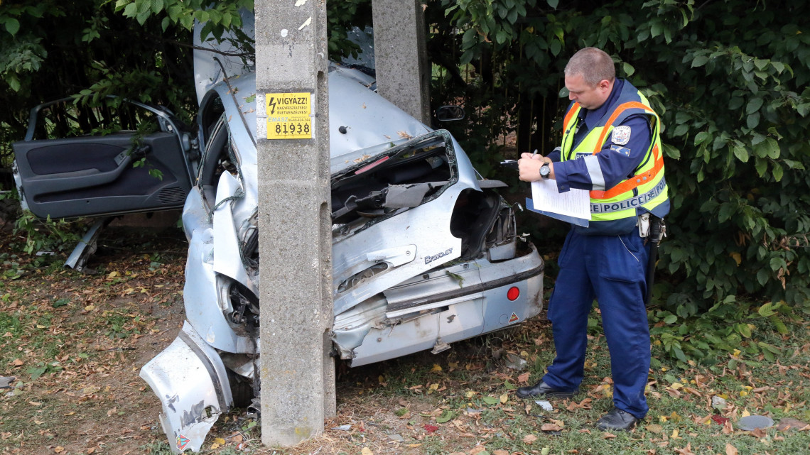 Rendőr helyszínel 2018. szeptember 22-én Hernádkakon, ahol egy személygépkocsi villanyoszlopnak csapódott. Az autóban három gyermek is utazott, egyikük a helyszínen életét veszítette, ketten súlyos sérülést szenvedtek. Az első adatok szerint a sofőr, aki könnyebben sérült meg, a vezetés előtt alkoholt fogyasztott.