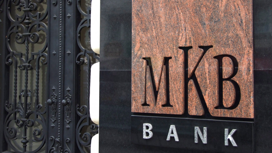 Az MKB Bank márvány cégtáblája a központi székháza kovácsoltvas bejárati kapuja mellett a főváros V. kerületében, a Váci utca 38-ban. MTVA/Bizományosi: Jászai Csaba  *************************** Kedves Felhasználó!