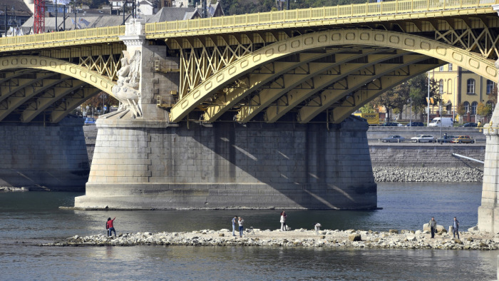 Megrongálták a Margit hidat, Dunába dobták a kereszteket