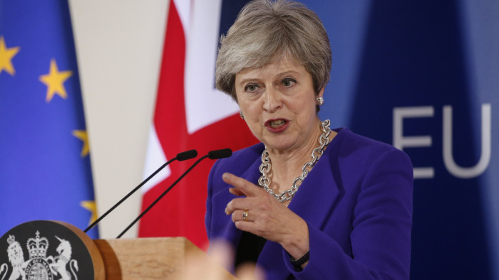 Megbuktatnák a keményvonalas brexit-pártiak Theresa Mayt