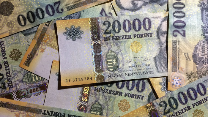 6 ezer milliárd forinton csücsül otthon a magyar