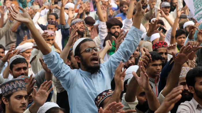 Szakértők: a közel-keleti fiatalok szakítanak szüleik vallásosságával
