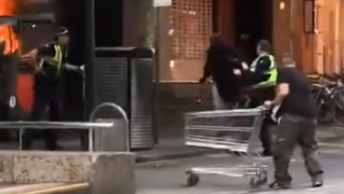 Egy vagyont gyűjtöttek a terroristával szembeszálló hajléktalannak - videó