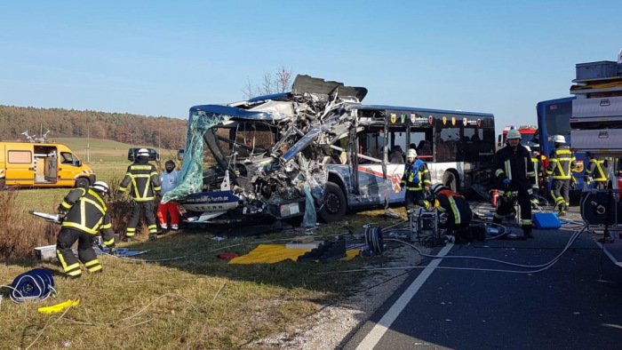 Iskolabuszok súlyos balesete, 30 sérült Bajorországban