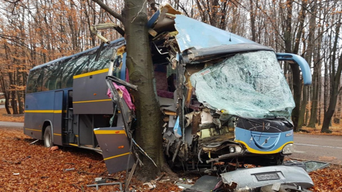 Kiabálva figyelmeztette az utasokat az ütközés előtt a mátrai buszbaleset sofőrje