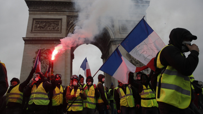 A párizsi tüntetők tíz százaléka került őrizetbe