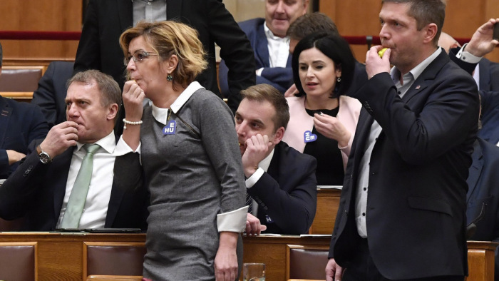 Az ellenzék elfogadhatatlannak tartja képviselőik megbüntetését, a Fidesz a szabályok betartását várja el