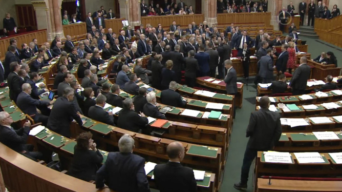 Rendkívüli parlamenti ülést kezdeményeznek az ellenzéki képviselők