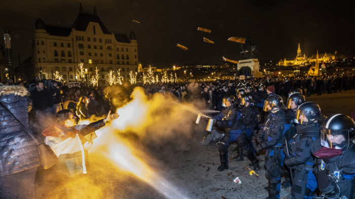Dulakodás a Kossuth téren: testpáncélt vettek fel a rendőrök, könnygázt fújtak a tüntetőkre