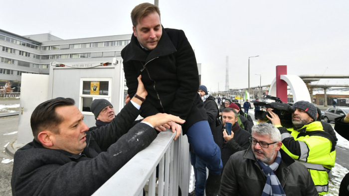 Így másztak át ellenzéki képviselők a tévészékház kerítésén - Képek
