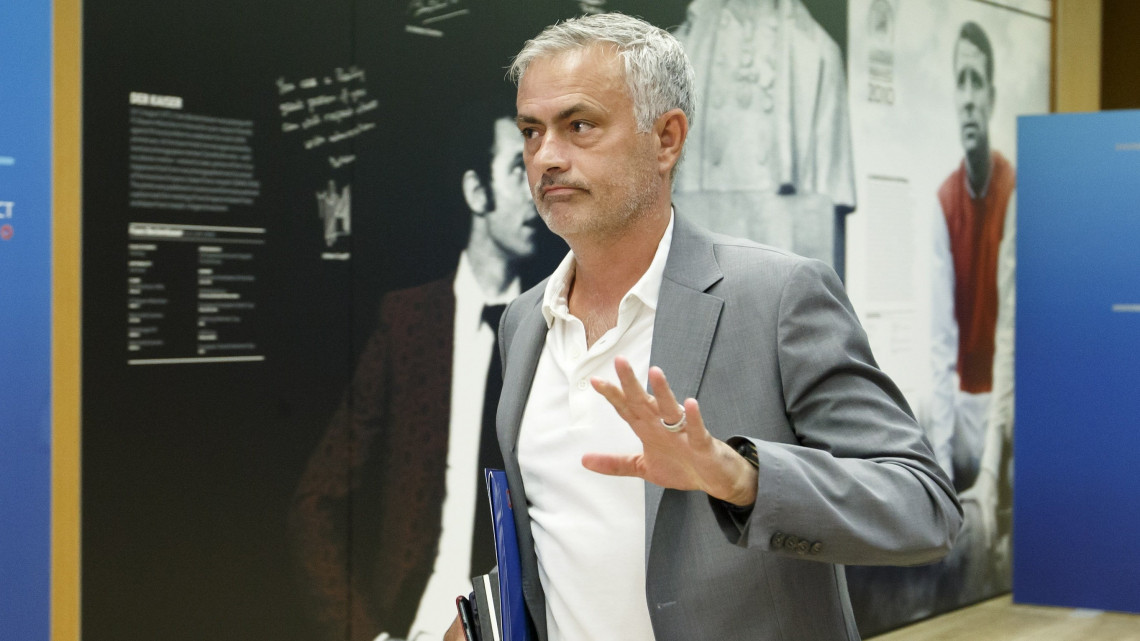 Nyon, 2018. szeptember 4.José Mourinho, a Manchester United vezetőedzője távozik az Európai Labdarúgó-szövetség, az UEFA Elit Edzői Fórumáról a szövetség nyoni székházában 2018. szeptember 4-én. (MTI/EPA/Salvatore Di Nolfi)