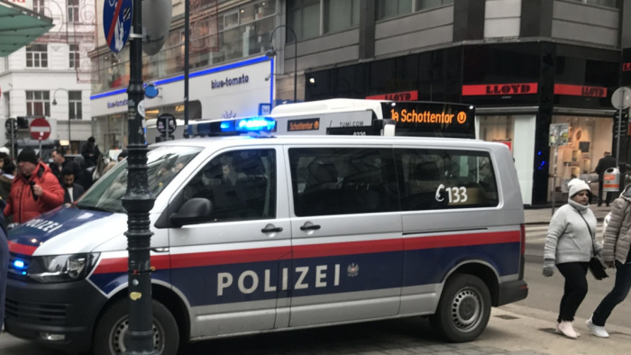 Késes támadások Bécsben: már a rendőrségi kutyák és drónok bevetése sem segít