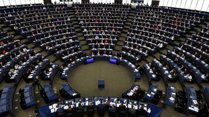 Európai Parlament: napirenden a magyar túlóratörvény és a CEU