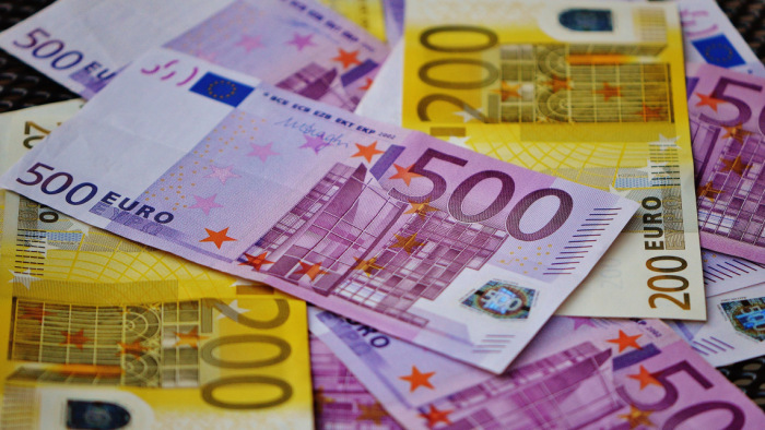 Most érdemes eurót venni, jövőre 340-es árfolyamot jósolnak