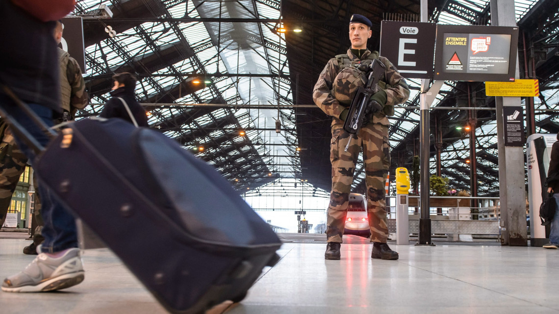 Párizs, 2016. december 23.Fegyveres rendőr a párizsi Gare de Lyon pályaudvaron 2016. december 23-án. A négy nappal korábbi berlini gázolásos tömeggyilkosság miatt a francia hatóságok fokozzák a terrorkészültség szintjét a forgalmas helyeken az ünnepek alatt. (MTI/EPA/Christophe Petit Tesson)