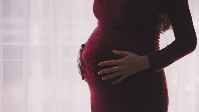 Kártérítés jár az anyaság miatt ért hátrányos megkülönböztetésért