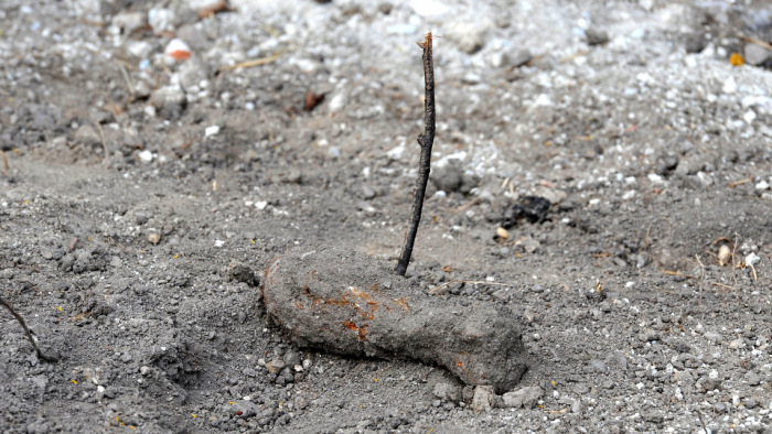 Világháborús aknákat találtak egy óvodaudvaron