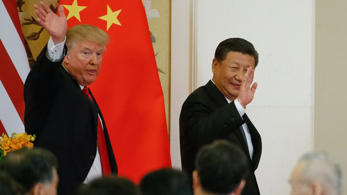 Peking, 2017. november 9.Donald Trump amerikai elnök (b) és Hszi Csin-ping kínai elnök sajtóértekezletük helyszínére érkezik a pekingi Nagy Népi Csarnokban 2017. november 9-én. (MTI/EPARoman Pilipej)