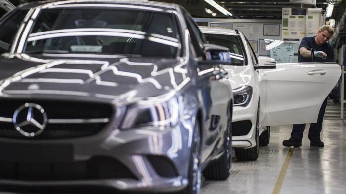 Sorra állnak le a magyar autógyárak
