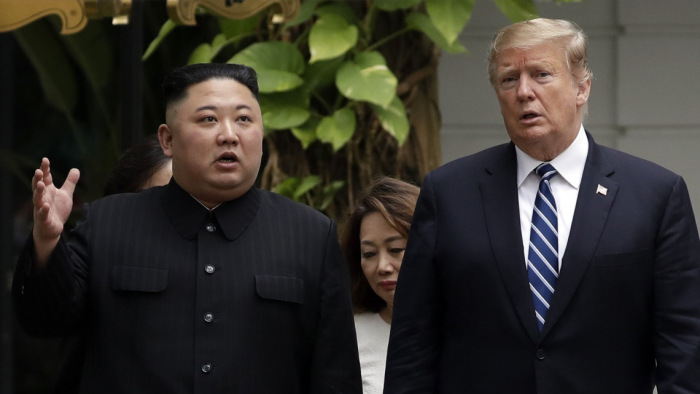 Trump üzent Észak-Koreába