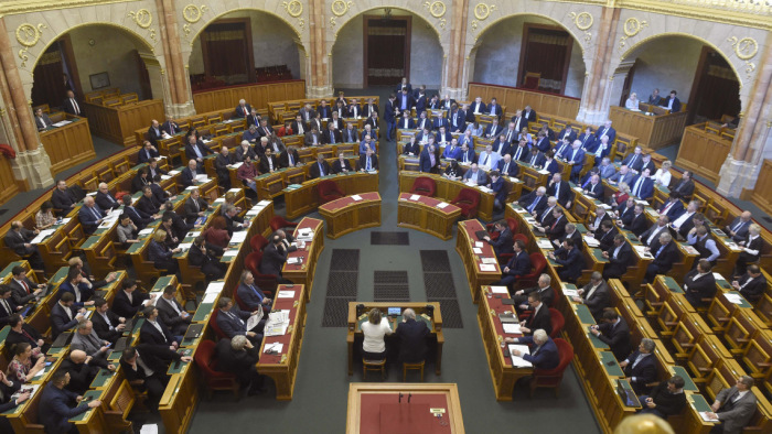 Az euró bevezetése, a Fidesz és a Néppárt viszonya is napirendre került az Országgyűlésben