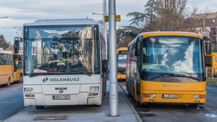 Civil ellenőröket küld a kormány a távolsági buszokra