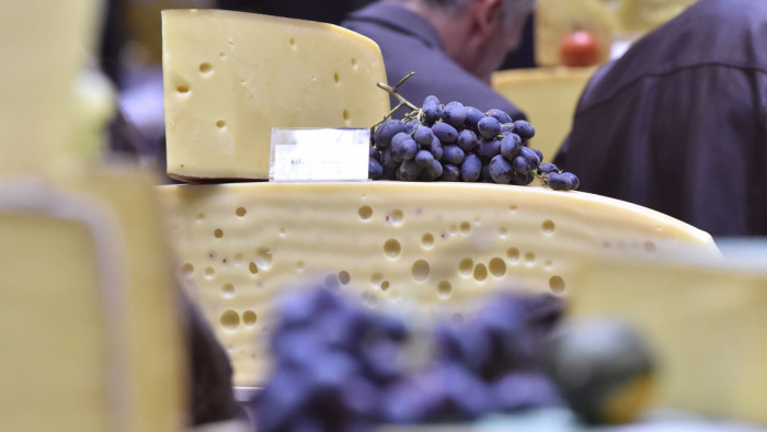 Megdöbbentő dolog derült ki az ementáli sajtról