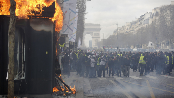 Erőszakba torkollott a tüntetés Franciaországban